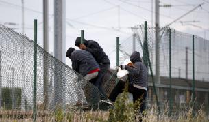 Стотици пак се опитаха да влязат в тунела под Ламанша