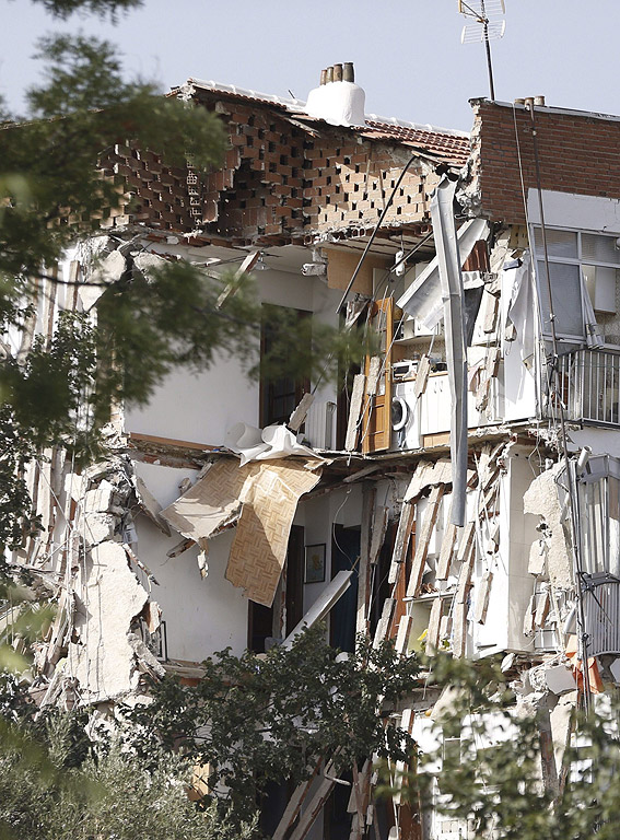 Сграда се срути в Мадрид, Испания. Живущите сигнализирали пожарната рано сутринта поради огромни пукнатини, които се появили по стените на своите жилища. Часове след евакуацията им, сградата се срути без жертви.