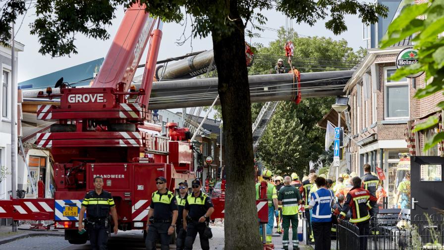 Два крана паднаха върху сгради в холандски град