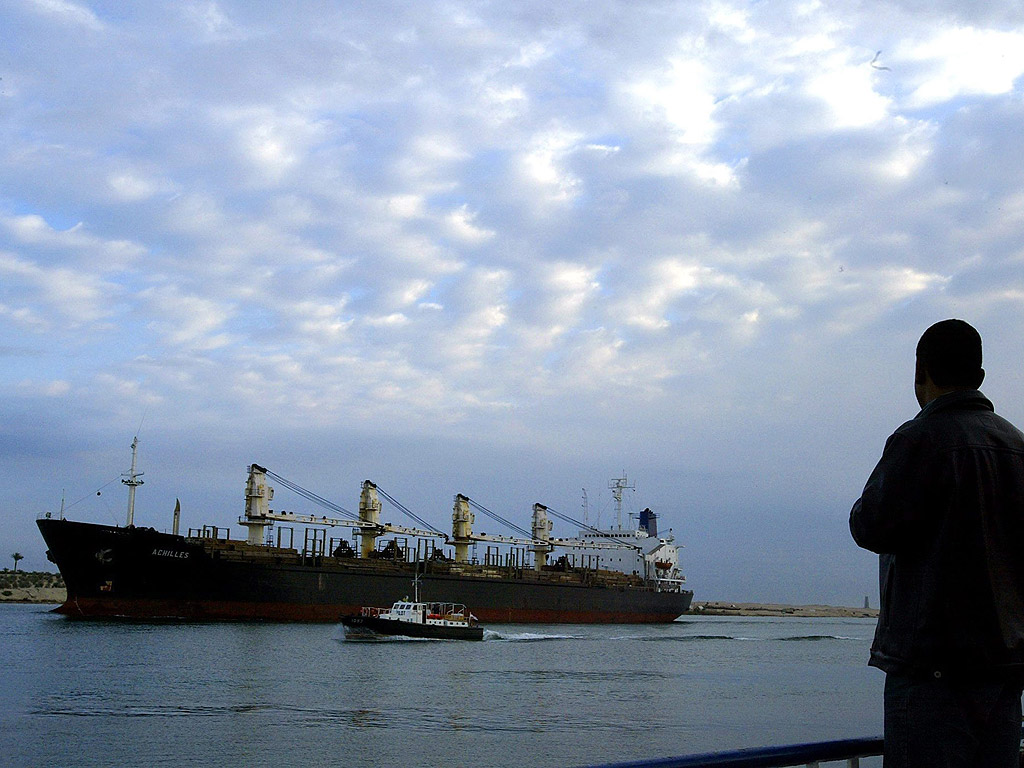 Откриха новото трасе и разширението на Суецкия канал. Президентът Сиси посочи, че това подарък, който Египет прави на света