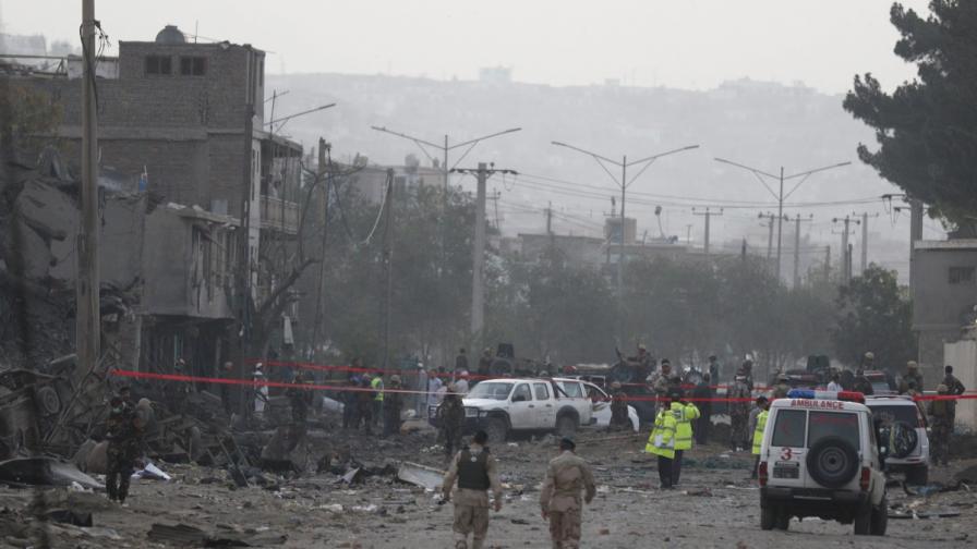 Най-малко 10 убити и стотици ранени при атентат в Кабул
