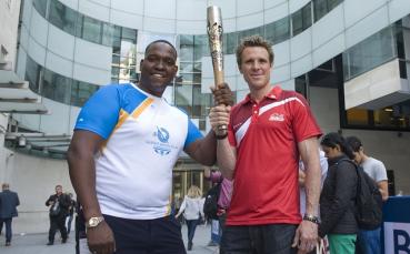 Шампион по гребане спаси давещо се дете