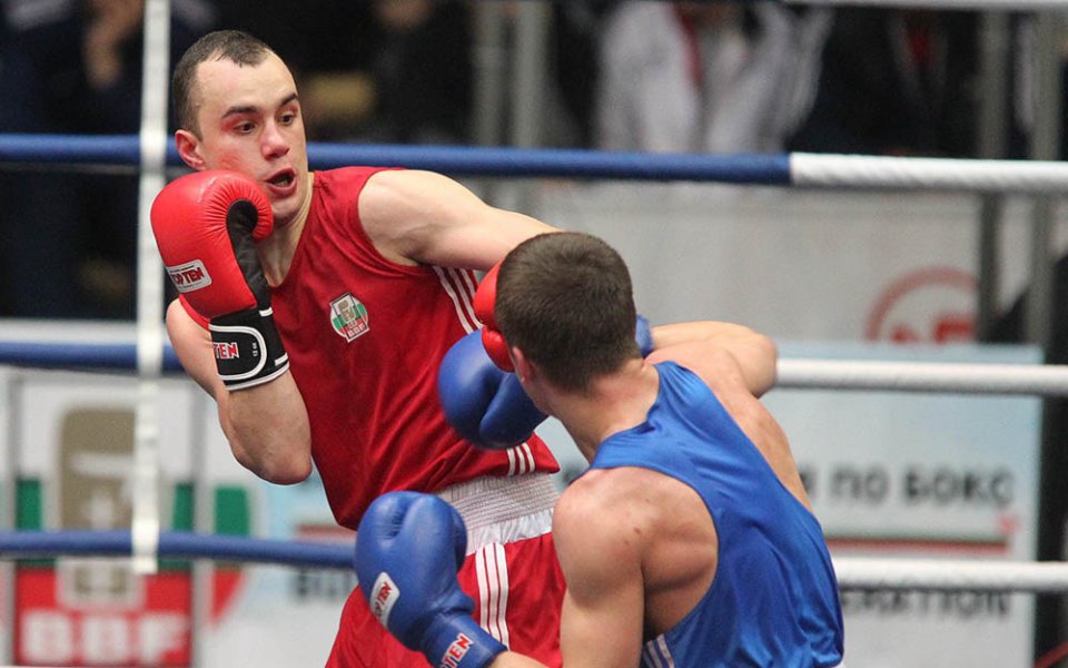 Двама българи отпаднаха на Европейското по бокс