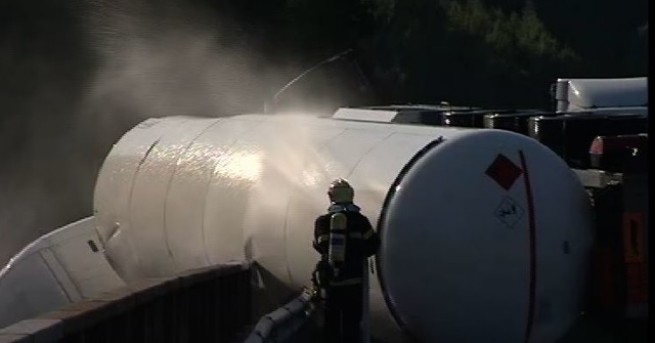 Влекач с цистерна се е обърнал тази сутрин на магистрала