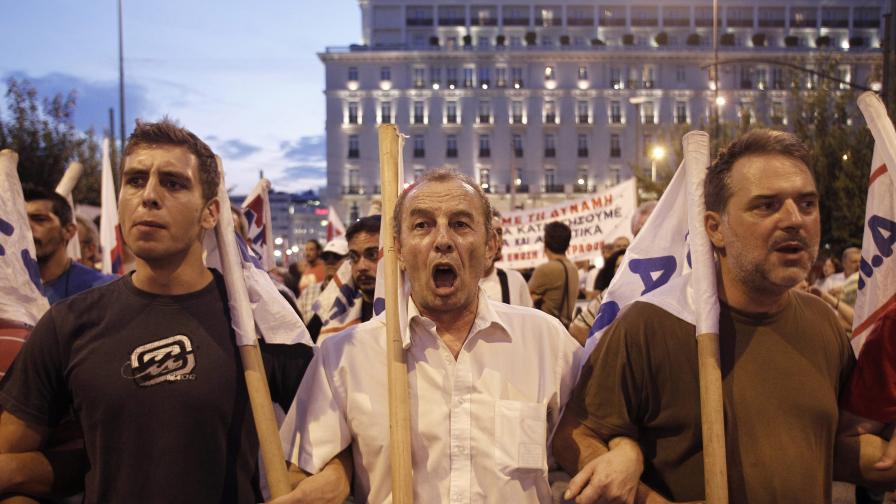 Масови протести в Атина срещу споразумението за нов спасителен план за Гърция