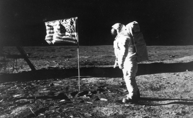 Бъз Олдрин до американския флаг на Луната