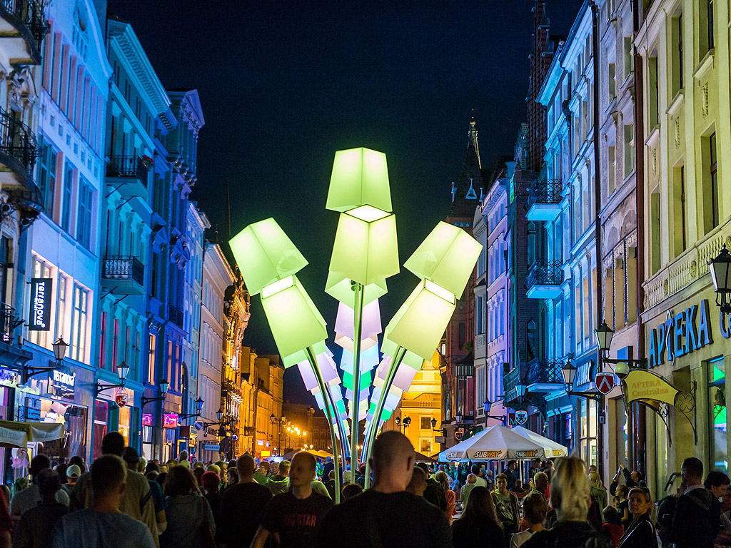 Фестивалът Бела в Торун, Полша се основава на три стълба: науката, изкуството и хората. Работещ в периода 25-30 август фестивала представя светлинни арт инсталации и шоу дело на артисти от цял свят