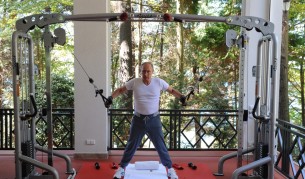 Руският президент Владимир Путин тренира във фитнес зала