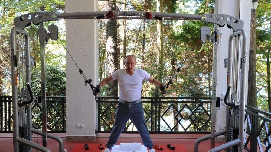 Руският президент Владимир Путин тренира във фитнес зала