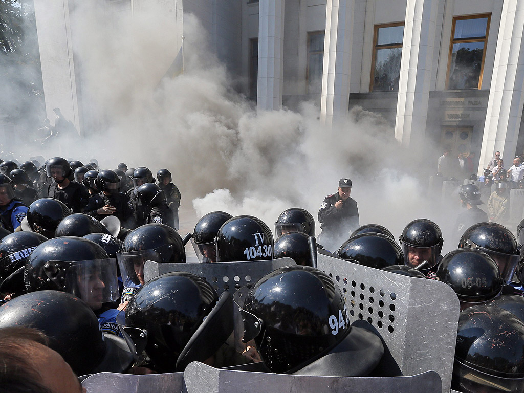 Hад 15 полицаи са ранени, след като мощна експлозия избухна около сградата на украинския парламент