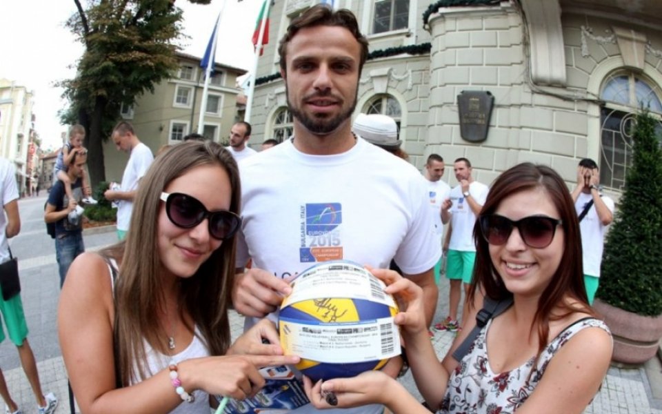 Националите зарадваха случайни хора с билети за Евроволей 2015