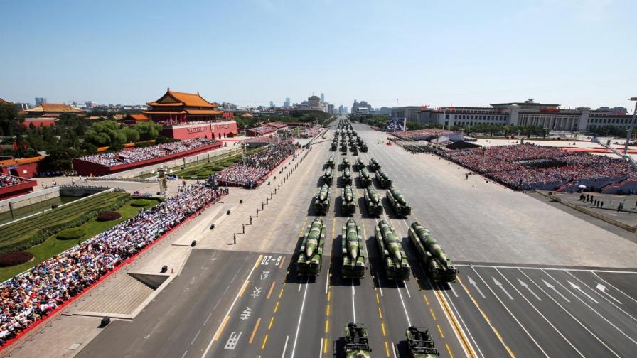 Китай показа военна мощ на пищен парад