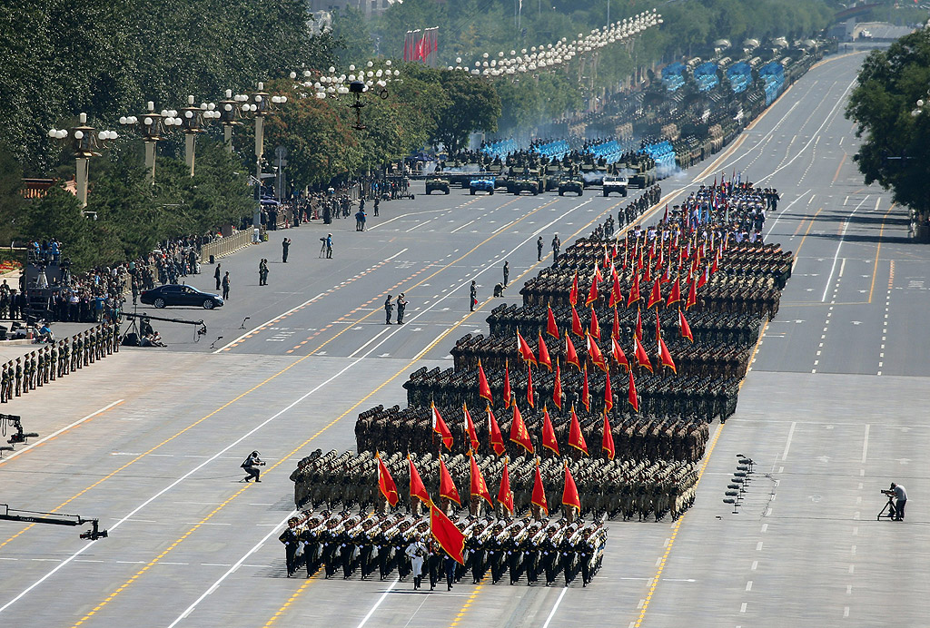 Китай направи пищен парад в Пекин по повод 70 години от поражението на Япония във Втората световна война, на който демонстрира военната си мощ в безпрецедентен мащаб