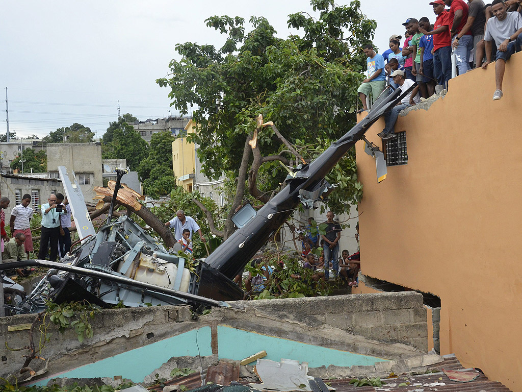 Жители са се събрали около хеликоптер който се разби в квартал на Санто Доминго, Доминиканската република. Според Комисията на Военновъздушните сили на Доминиканската република, само пилотът бил контузен по време на катастрофата
