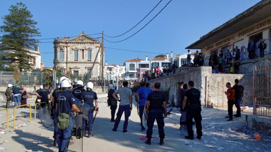 Сблъсъци между бежанци и полицаи на остров Лесбос