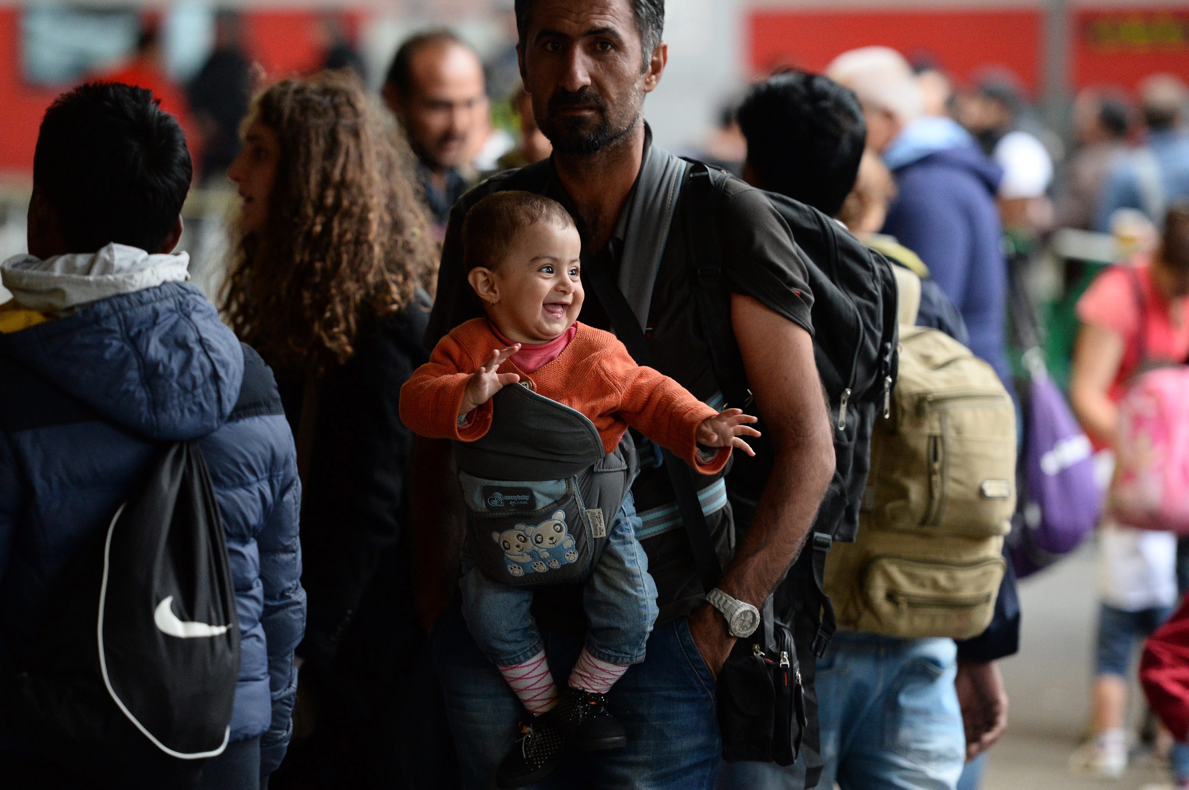 През последния уикенд в Германия пристигнаха около 20 000 бежанци, в голямата си част дошли от Сирия