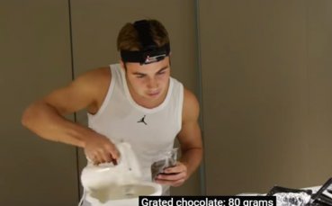 ВИДЕО: Готвачът Гьотце демонстрира как се прави кекс