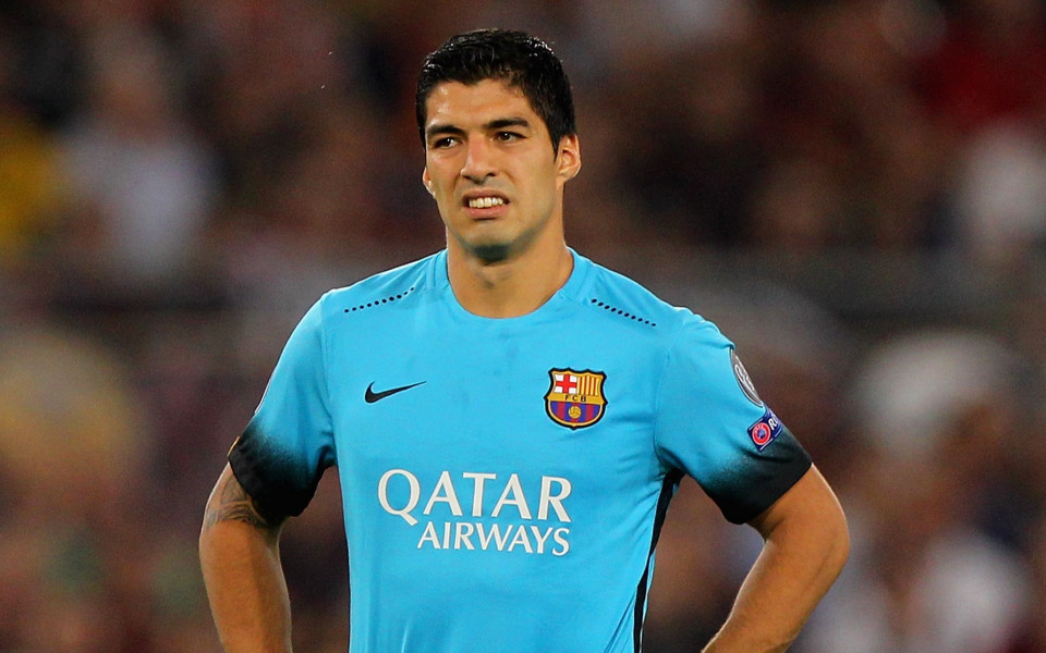 СНИМКА: Суарес настъпил лошо футболист на Валенсия