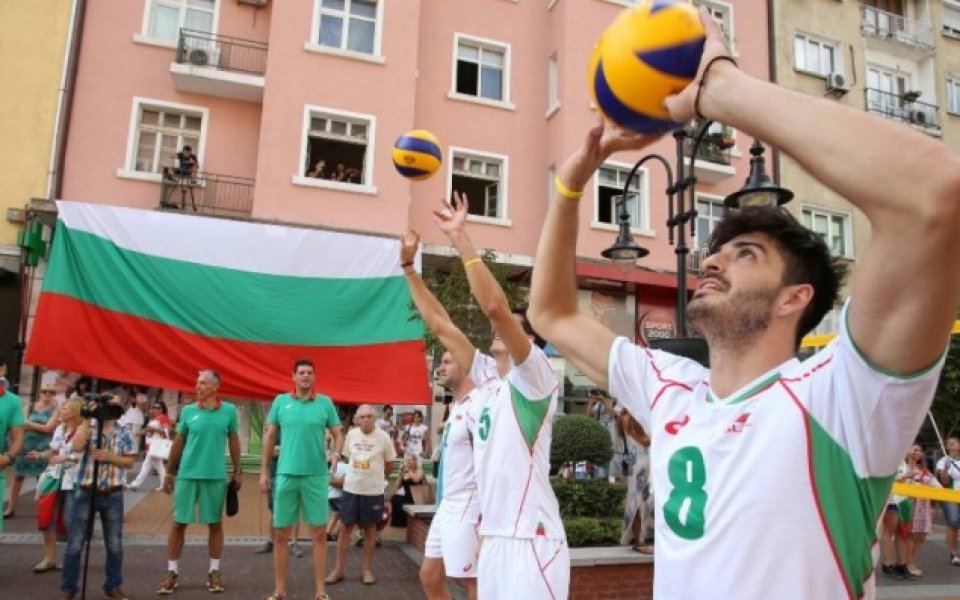 Двама национали на преглед в Италия