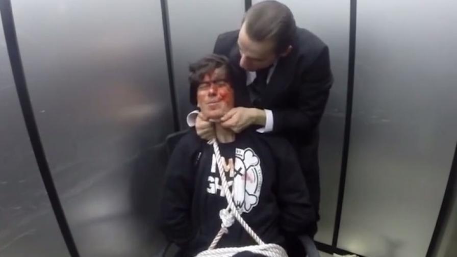 Скрита камера: Екшън в асансьора (видео)