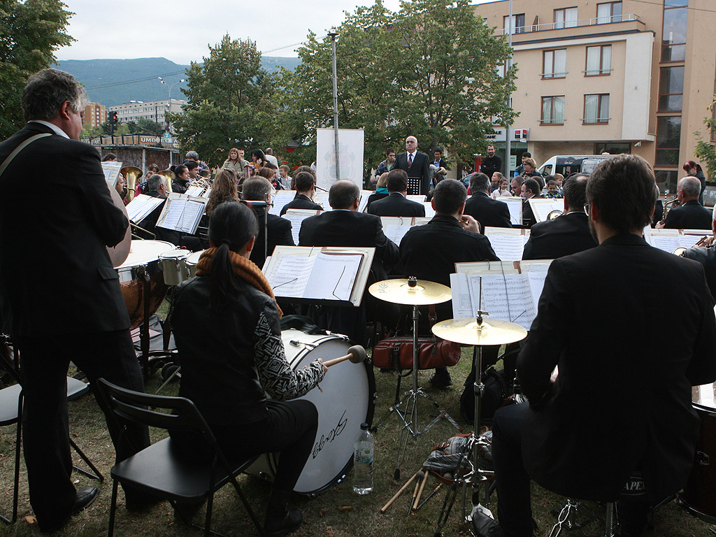 Софийският духов оркестър поздрави жителите на район "Студентски" с изпълнения на народна и филмова музика пред параклиса в парк "Студентски"