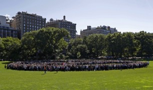 Хиляди опитаха да изпишат знака на мира в Ню Йорк