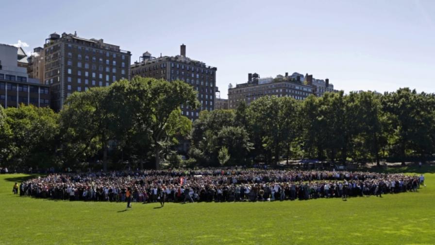 Ню Йорк: Хиляди изписаха знака на мира с телата си