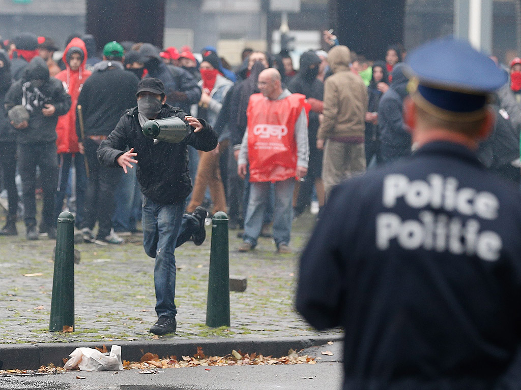 Белгия отбеляза с национален протест първата година от встъпването в длъжност на коалиционното правителство на премиера Шарл Мишел. Синдикалисти влязоха в сблъсъци с полицията по време на демонстрацията, повече от 80 000 показаха своето разочарование от управлението по улиците на Брюксел.