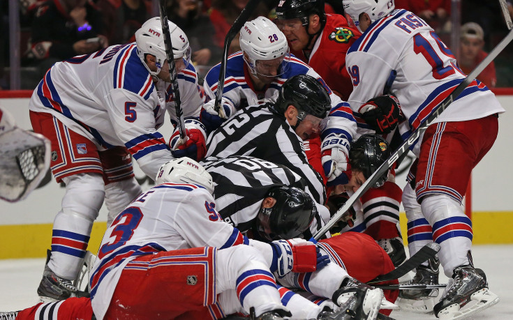 СНИМКИ: Шампионът в НХЛ Чикаго започна сезона с домакинска загуба