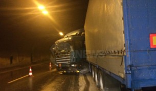 Отново: Тир аварира в тунел „Витиня”