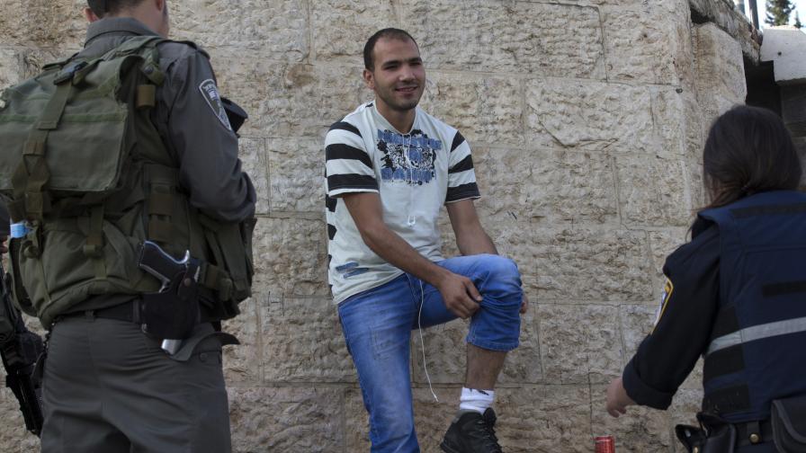 Еврейски войници проверяват палестинец за хладно оръжие