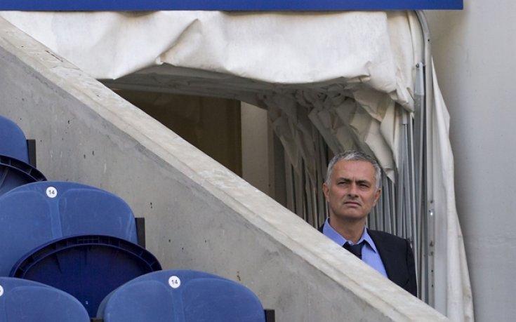 Моуриньо ще дава указания на тима си от хотелската стая