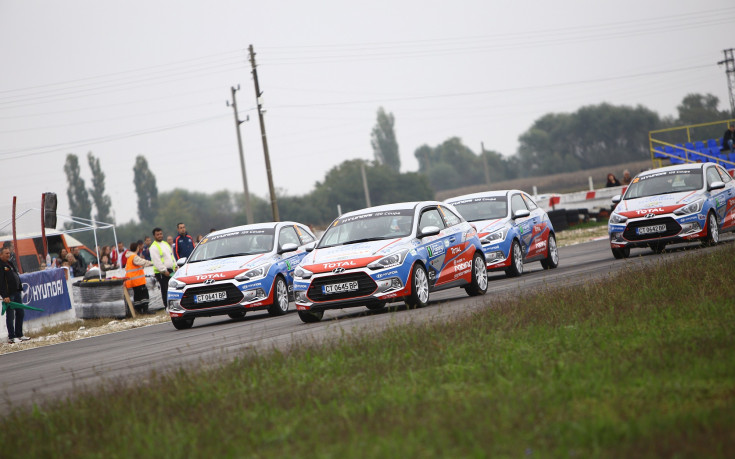 СНИМКИ: 16-годишният Симеонов триумфира на затворен маршрут на Hyundai Racing Trophy