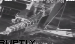 Спасяване на мъж и котка по време на буря в морето (видео)