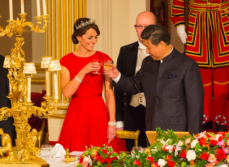 Цялостен блясък

По време на въпросната вечеря с китайския премиер, почитателите на бижута можеха да се насладят на всички ювелирни произведения, носени от Кейт – тиарата от сватбата, диамантени гривни, обици и сапфирения годежен пръстен.
