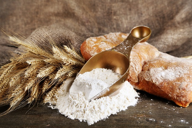 <p><strong>Рафинирано бяло брашно</strong></p>

<p>Бялото брашно е почти изцяло скорбяла и съдържа много малка част от хранителните вещества на зърното. Допълнителните химични процедури, които превръщат зърното в брашно, водят до образуването на алоксан, вещество използвано за предизвикване на диабет в здрави мишки, за научни изследвания. Да точно така! Алоксана причинява диабет, освобождавайки огромни количества свободни радикали в панкреасните бета-клетки, което води до тяхното унищожаване.</p>