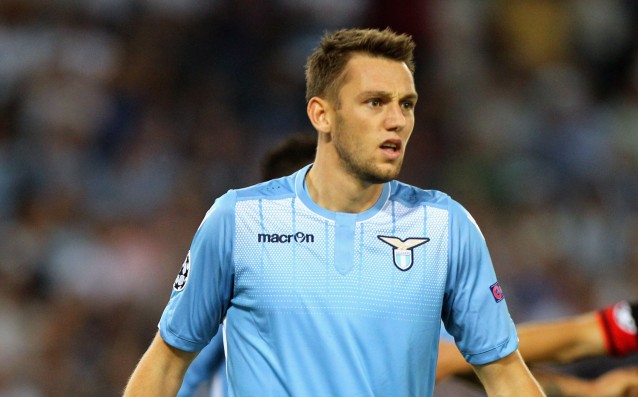 Дни след като Ливърпул обяви официално закупуването на най скъпия защитник