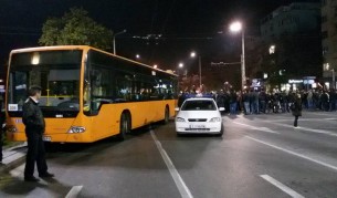 Блокирани централни улици в София и цялата страна (видео)