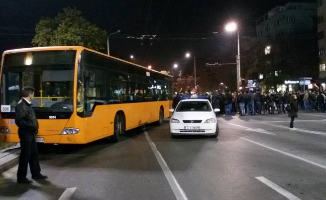 Блокирани централни улици в София и цялата страна (видео)