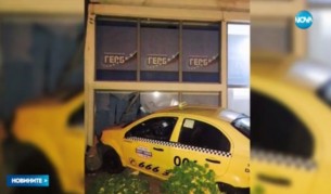 Такси влетя в офиса на ГЕРБ във Враца