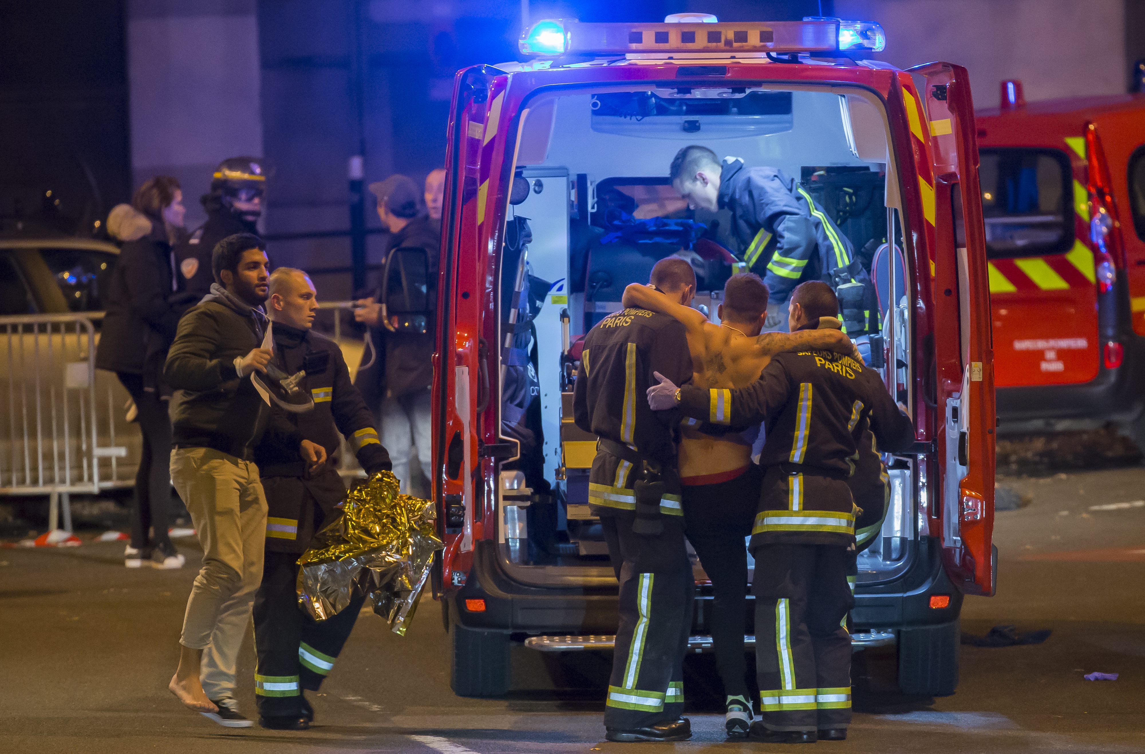Най-малко 128 са жертвите на атаките във френската столица. Ранени са още 180 души, 99 от които са в тежко състояние