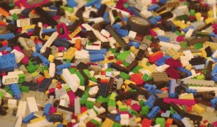 „Лего“ създаде анти-лего чехли за родители