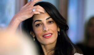 Годежният пръстен на Амал Клуни пречи на работата ѝ