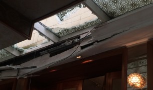 Срути се част от стъкления покрив на бившия „Шератон”