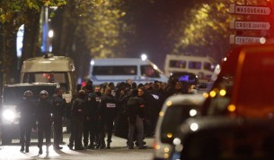 Полицаи са отцепили улицата близо до мястото на заложническата драма във френския град Рубе