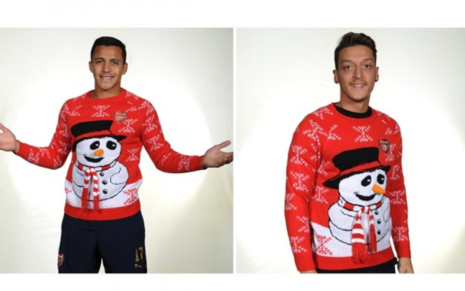 СНИМКА: Арсенал продава забавен коледен пуловер