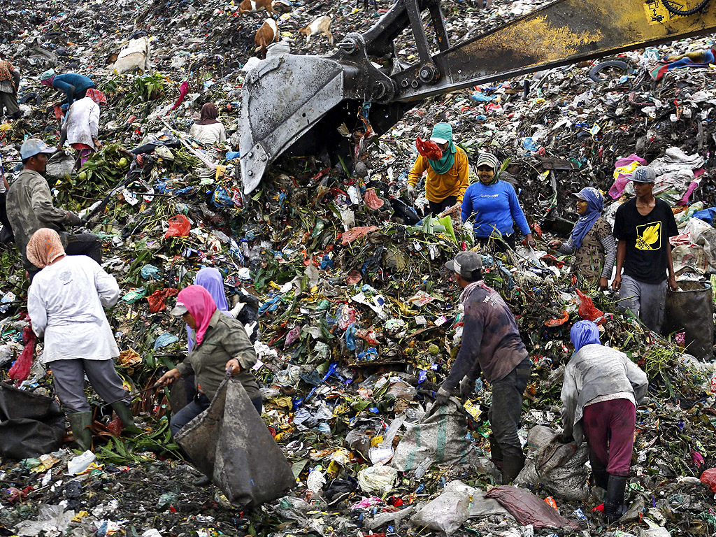 Индонезийци събират за рециклиране материали в сметище в Марелан, северната провинция Суматра.