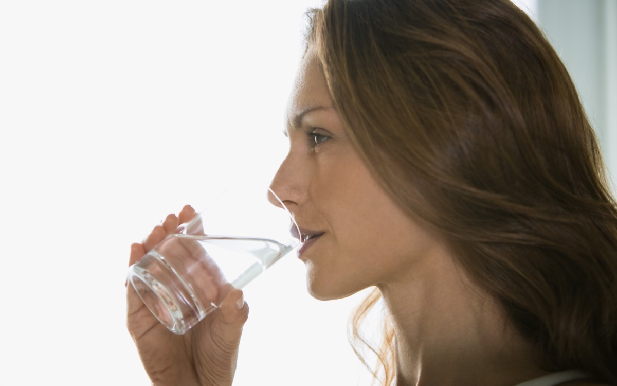 Вода<br />
<br />
Понякога е най-добре да се обърнем към нещо основно. Когато се почувствате изтощени, помислете за приема на вода. Дехидратацията е една от водещите причини за липсата на енергия. Опитайте да изпиете 1-2 чаши вода и веднага ще почувствате разликата.