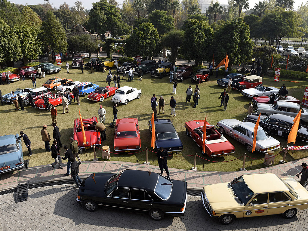 Ретро автомобили са изложени по време на шоу, организирано от Vintage и Classic Car Club на Пакистан в Исламабад, Пакистан. Над 60 ретро и класически автомобили бяха изложени