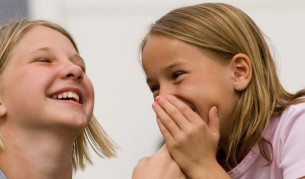 Не сте забавни? Приятелите ви са виновни